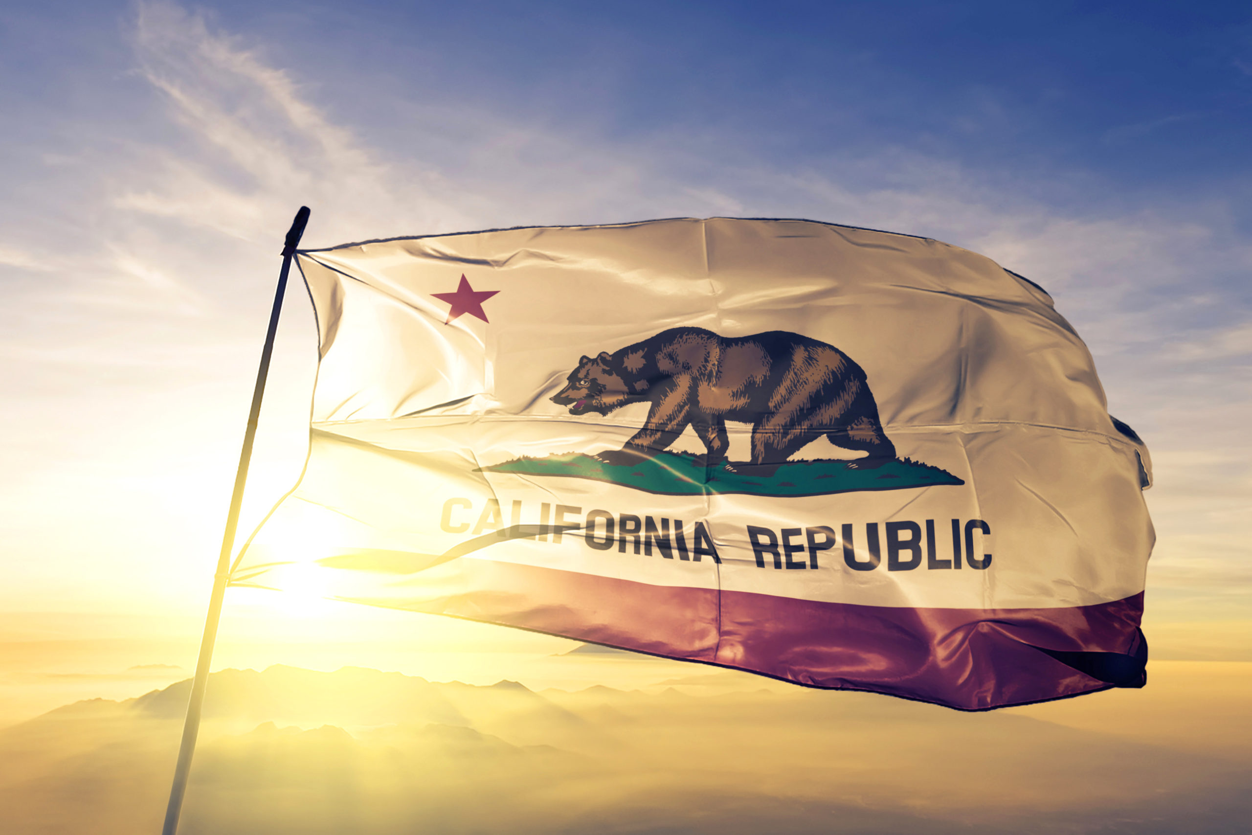 加州国旗和日出