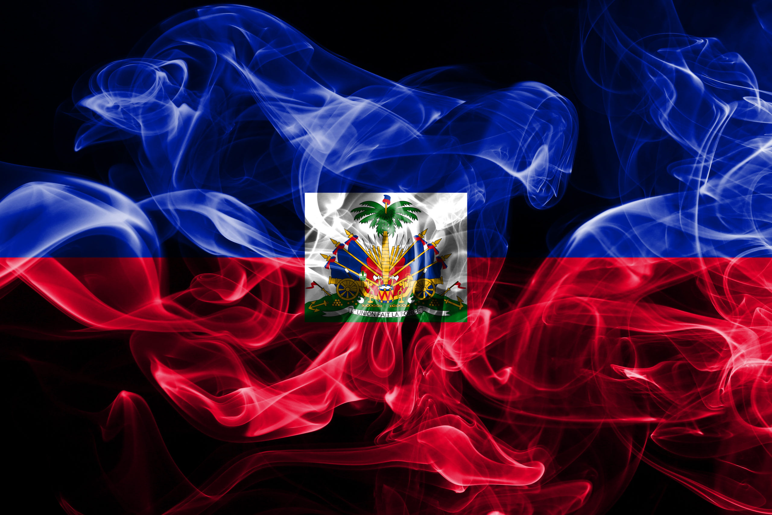 海地国旗由黑色背景上的彩色烟雾制成